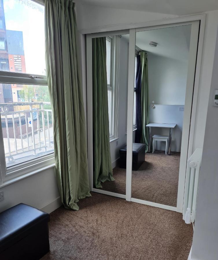 H.V Apartments Шефилд Екстериор снимка