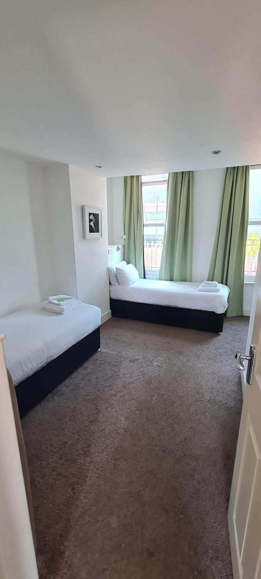 H.V Apartments Шефилд Екстериор снимка